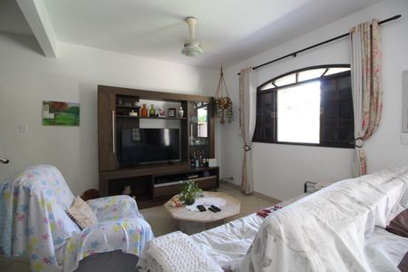 Casa de condomínio para alugar com 240m², 4 quartos e 3 vagasSala