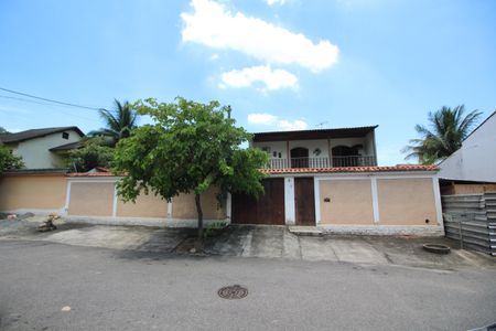 Casa de condomínio para alugar com 240m², 4 quartos e 3 vagasFachada