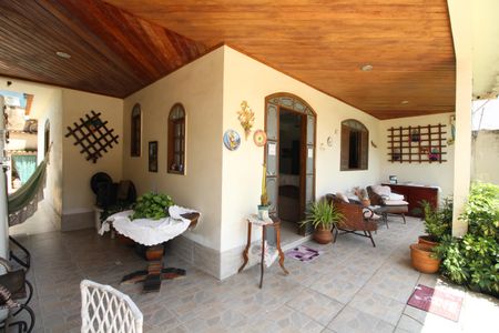 Casa de condomínio para alugar com 240m², 4 quartos e 3 vagasVaranda