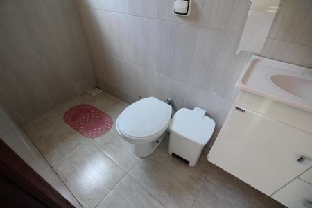 Casa de condomínio para alugar com 240m², 4 quartos e 3 vagasBanheiro de Serviço