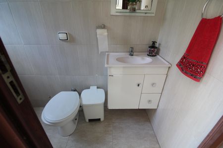 Casa de condomínio para alugar com 240m², 4 quartos e 3 vagasBanheiro de Serviço