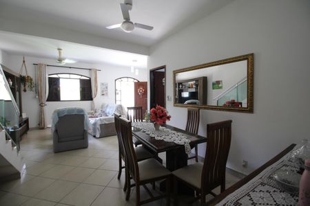 Casa de condomínio para alugar com 240m², 4 quartos e 3 vagasSala