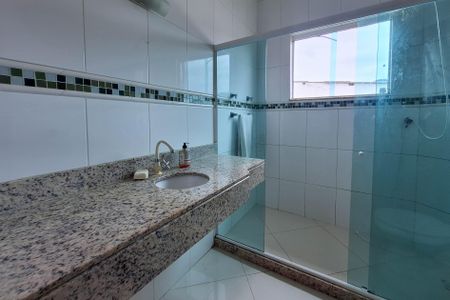 Casa à venda com 239m², 4 quartos e 2 vagasBanheiro