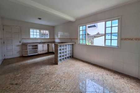 Casa à venda com 239m², 4 quartos e 2 vagasCozinha