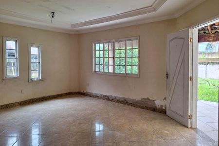 Casa à venda com 239m², 4 quartos e 2 vagasSala