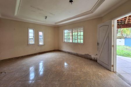 Casa à venda com 239m², 4 quartos e 2 vagasSala