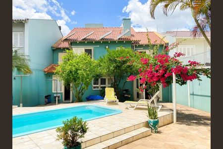 Casa à venda com 243m², 3 quartos e 2 vagas Casa à venda com 243m², 3 quartos e 2 vagasÁrea Externa