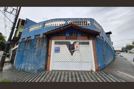 Casa à venda com 180m², 3 quartos e 3 vagas Casa à venda com 180m², 3 quartos e 3 vagasFachada