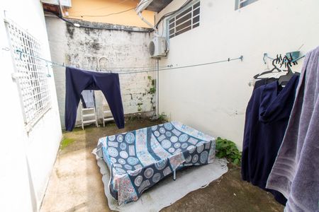 Casa à venda com 256m², 2 quartos e 3 vagas Casa à venda com 256m², 2 quartos e 3 vagasÁREA EXTERNA QUINTAL