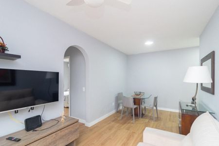 Sala  de apartamento para alugar com 2 quartos, 68m² em Vila Assunção, Porto Alegre