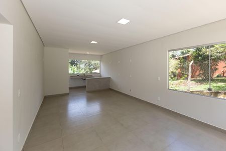 Casa de condomínio à venda com 332m², 3 quartos e 10 vagasSala 1