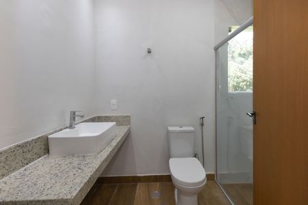 Casa de condomínio à venda com 332m², 3 quartos e 12 vagasBanheiro da Suíte 1