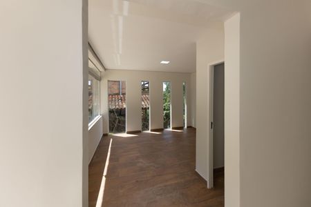 Casa de condomínio à venda com 332m², 3 quartos e 12 vagasSala 1