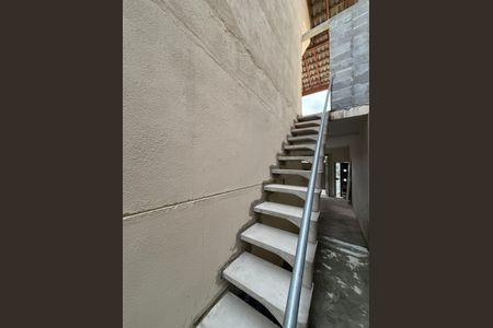 Casa para alugar com 80m², 2 quartos e sem vagaEscada