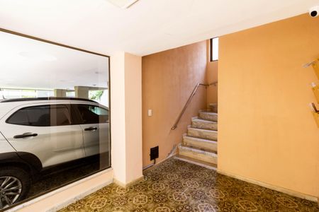 Apartamento para alugar com 100m², 3 quartos e 2 vagas Apartamento para alugar com 100m², 3 quartos e 2 vagasEscada