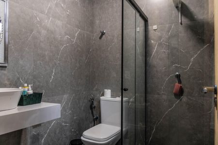 Casa à venda com 365m², 3 quartos e 6 vagas Casa à venda com 365m², 3 quartos e 6 vagasBanheiro da Suíte 2