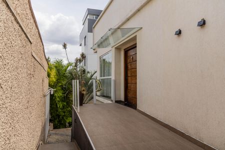 Casa à venda com 365m², 3 quartos e 6 vagas Casa à venda com 365m², 3 quartos e 6 vagasEntrada