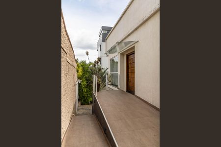 Casa à venda com 365m², 3 quartos e 6 vagas Casa à venda com 365m², 3 quartos e 6 vagasEntrada