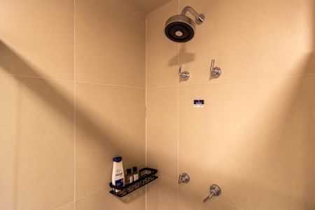 Banheiro de kitnet/studio para alugar com 1 quarto, 25m² em Pinheiros, São Paulo