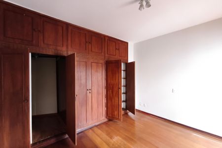 Casa à venda com 300m², 4 quartos e 5 vagas Casa à venda com 300m², 4 quartos e 5 vagasQuarto 3