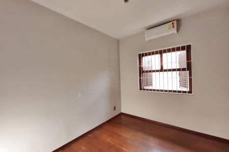 Casa à venda com 300m², 4 quartos e 5 vagas Casa à venda com 300m², 4 quartos e 5 vagasQuarto 4
