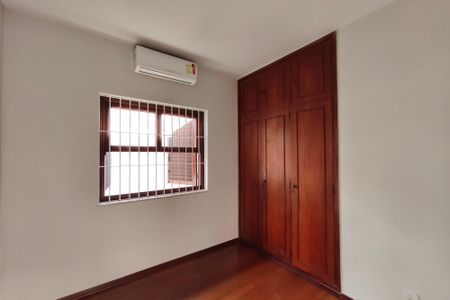 Casa à venda com 300m², 4 quartos e 5 vagas Casa à venda com 300m², 4 quartos e 5 vagasQuarto 4