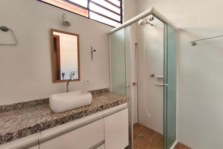 Casa à venda com 300m², 4 quartos e 5 vagas Casa à venda com 300m², 4 quartos e 5 vagasLavabo