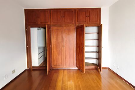 Casa à venda com 300m², 4 quartos e 5 vagas Casa à venda com 300m², 4 quartos e 5 vagasQuarto 3