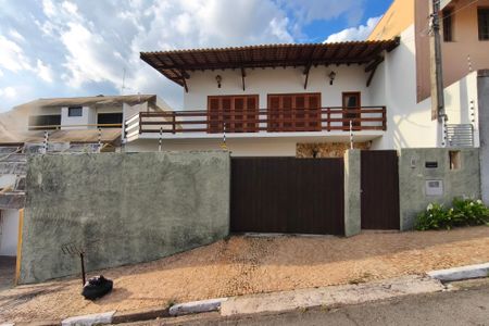 Casa à venda com 300m², 4 quartos e 5 vagas Casa à venda com 300m², 4 quartos e 5 vagasFachada