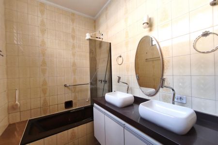 Casa à venda com 300m², 4 quartos e 5 vagas Casa à venda com 300m², 4 quartos e 5 vagasBanheiro Social