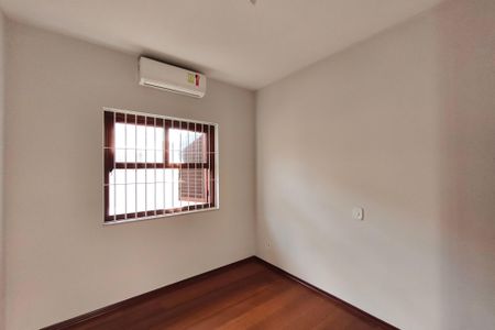 Casa à venda com 300m², 4 quartos e 5 vagas Casa à venda com 300m², 4 quartos e 5 vagasQuarto 4