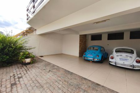 Casa à venda com 300m², 4 quartos e 5 vagas Casa à venda com 300m², 4 quartos e 5 vagasQuintal - Garagem