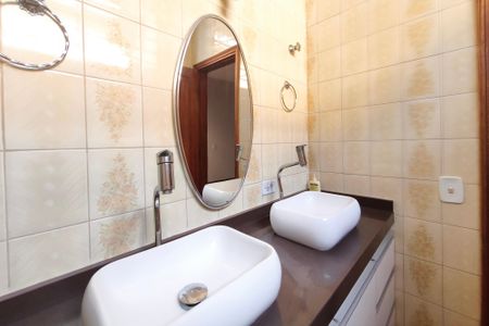 Casa à venda com 300m², 4 quartos e 5 vagas Casa à venda com 300m², 4 quartos e 5 vagasBanheiro Social