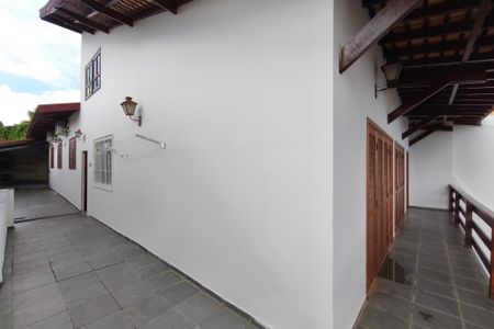 Casa à venda com 300m², 4 quartos e 5 vagas Casa à venda com 300m², 4 quartos e 5 vagasVaranda