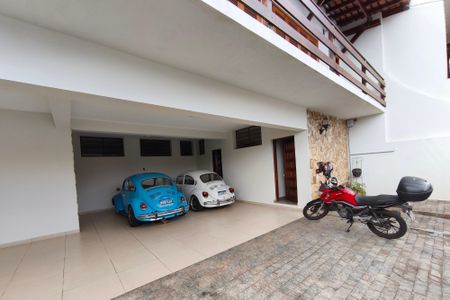 Casa à venda com 300m², 4 quartos e 5 vagas Casa à venda com 300m², 4 quartos e 5 vagasQuintal - Garagem