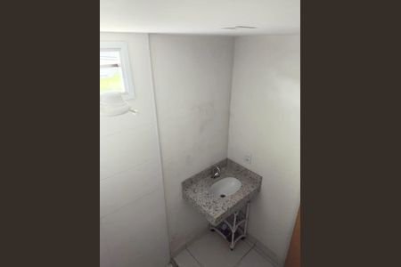 Banheiro de apartamento para alugar com 2 quartos, 47m² em Dona Zulmira, Uberlândia