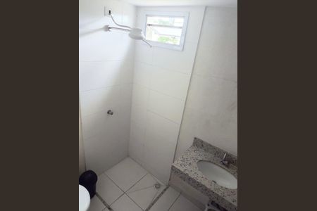 Banheiro de apartamento para alugar com 2 quartos, 47m² em Dona Zulmira, Uberlândia