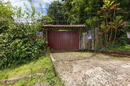 Casa de condomínio à venda com 350m², 4 quartos e 8 vagas Casa de condomínio à venda com 350m², 4 quartos e 8 vagasFachada