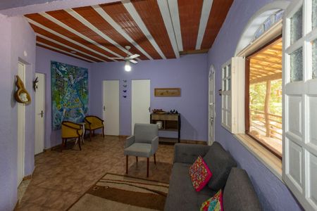 Casa de condomínio à venda com 350m², 4 quartos e 8 vagas Casa de condomínio à venda com 350m², 4 quartos e 8 vagasSala com Lareira
