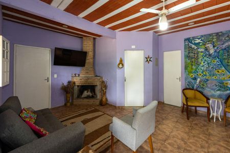 Casa de condomínio à venda com 350m², 4 quartos e 8 vagas Casa de condomínio à venda com 350m², 4 quartos e 8 vagasSala com Lareira