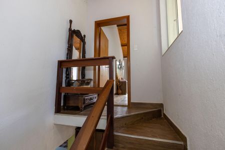 Casa de condomínio à venda com 350m², 4 quartos e 8 vagas Casa de condomínio à venda com 350m², 4 quartos e 8 vagasEscada para a Suíte 1