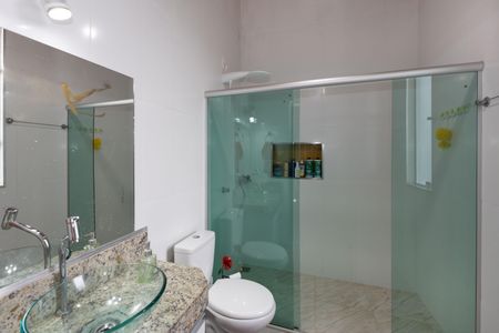 Casa de condomínio à venda com 350m², 4 quartos e 8 vagas Casa de condomínio à venda com 350m², 4 quartos e 8 vagasBanheiro da Suíte 1