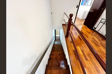 Casa à venda com 364m², 3 quartos e 6 vagasEscada Para Gargem
