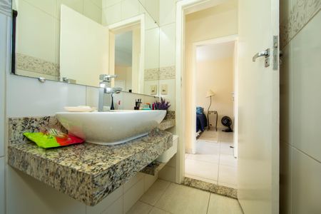 Apartamento para alugar com 56m², 2 quartos e 1 vagaBANHEIRO