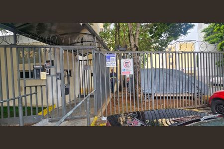 Apartamento para alugar com 34m², 2 quartos e sem vagaPlaca instalada na grade da fachada do condomínio - Código da placa KJFK-557