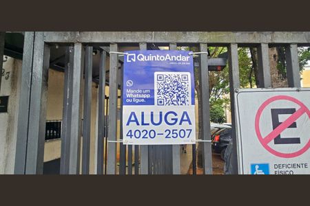 Apartamento para alugar com 34m², 2 quartos e sem vagaPlaca instalada na grade da fachada do condomínio - Código da placa KJFK-557