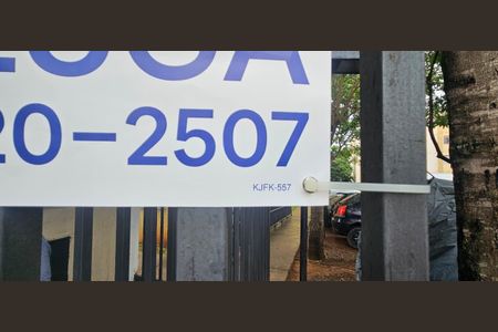 Apartamento para alugar com 34m², 2 quartos e sem vagaPlaca instalada na grade da fachada do condomínio - Código da placa KJFK-557