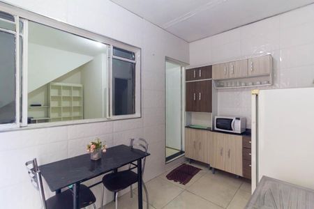 Cozinha de casa para alugar com 1 quarto, 26m² em Jardim Guairaca, São Paulo