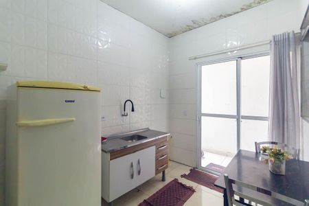 Cozinha de casa para alugar com 1 quarto, 26m² em Jardim Guairaca, São Paulo