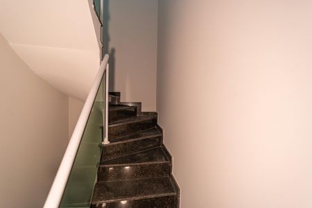 Casa de condomínio à venda com 162m², 3 quartos e 2 vagas Casa de condomínio à venda com 162m², 3 quartos e 2 vagasEscada